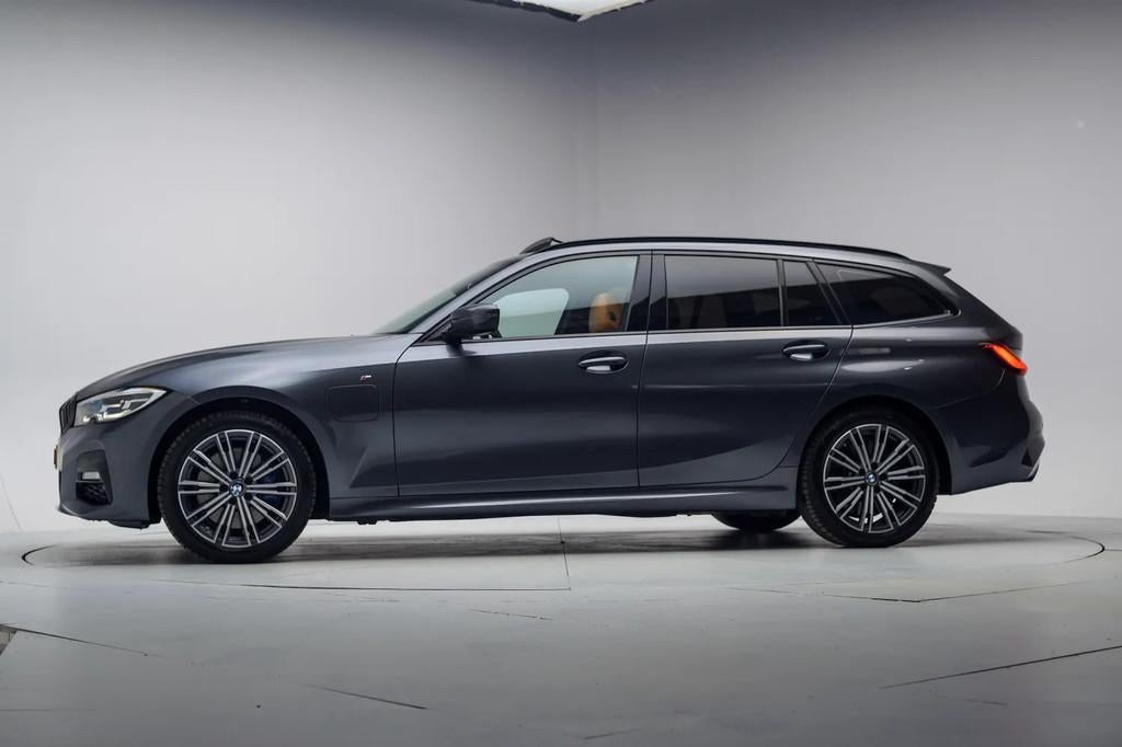 BMW 3 Serie Touring 330e M Sport High Executive Shadow [ Pan, Gebruikt, 4 cilinders, Hybride Elektrisch/Benzine, 1805 kg