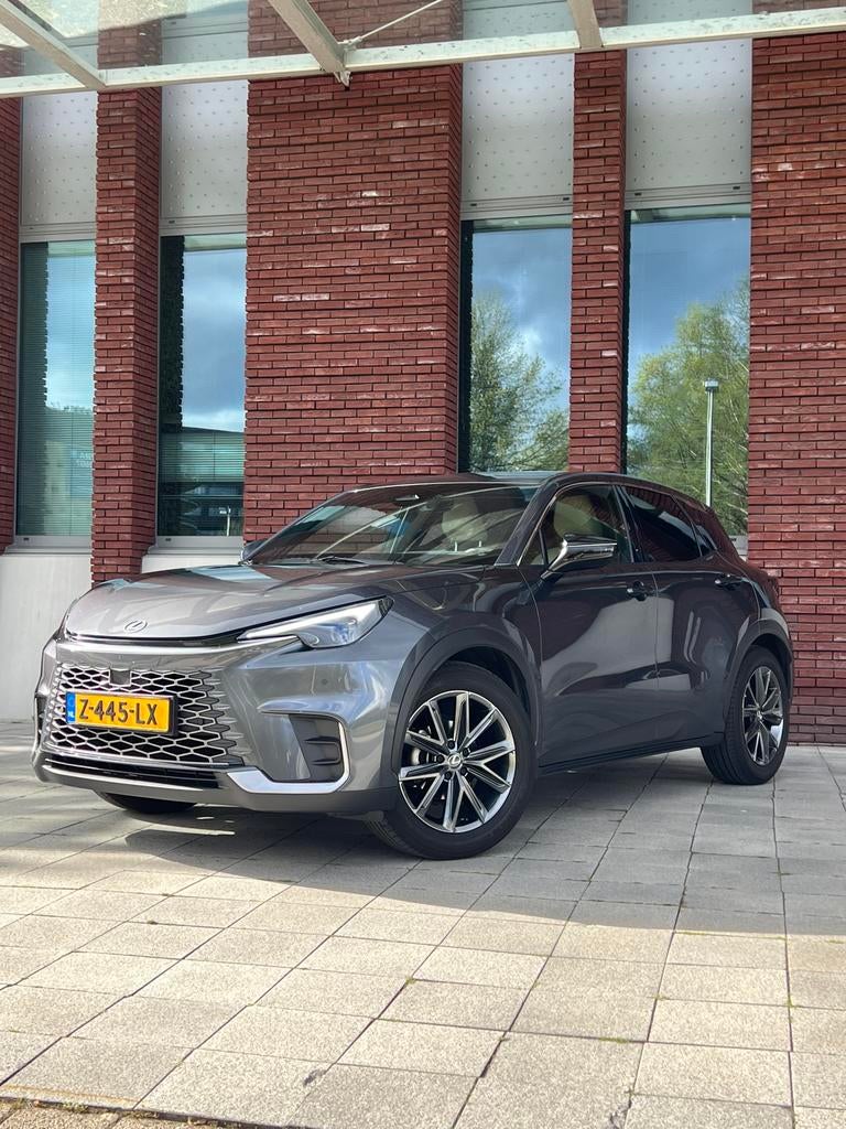 Lexus LBX 1.5 136pk CVT 2WD 2024 Grijs, Auto's, Lexus, 136 pk, 650 kg, SUV of Terreinwagen, Zilver of Grijs