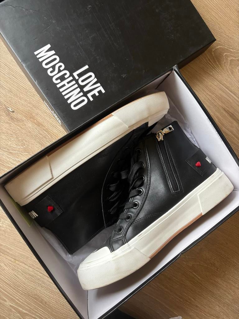 Love Moschino sneakers maat 40 - Zo goed als nieuw, Ophalen of Verzenden, Zo goed als nieuw, Zwart, Sneakers of Gympen
