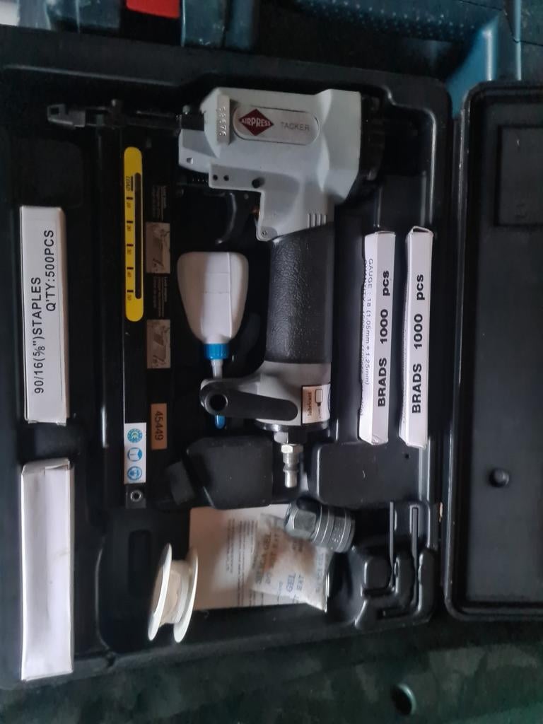 Airpress Tacker met nietjes en brads, Ophalen, Gebruikt