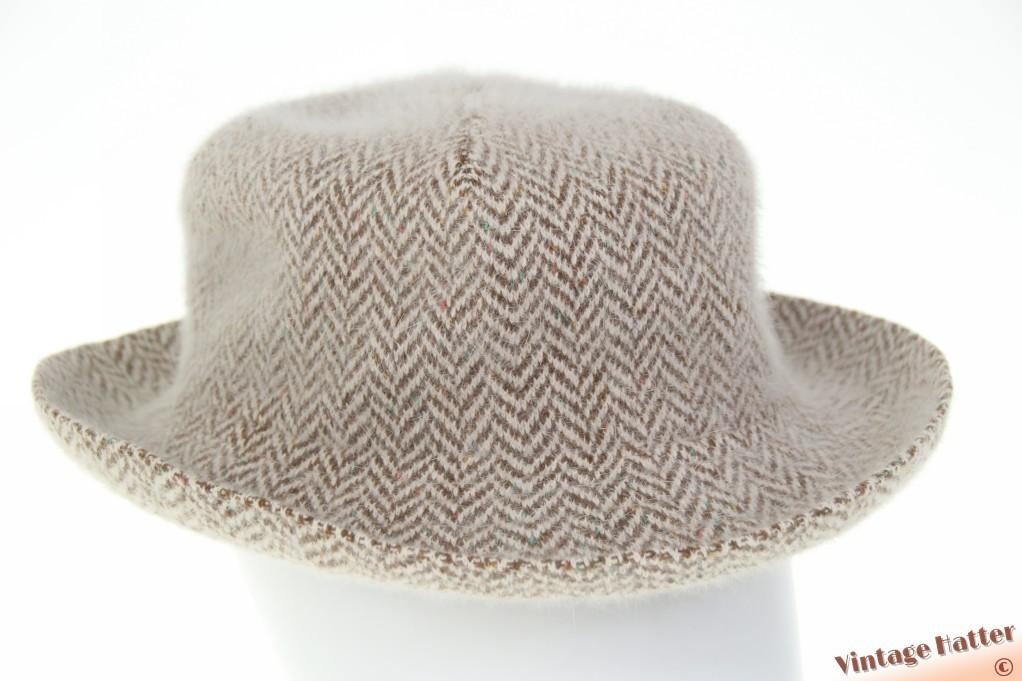 Flexibele dameshoed Kangol bruinbeige wit visgraat angora 57, 56 of 57 cm (M, 7 of 7⅛ inch), Hoed, Ophalen of Verzenden, Zo goed als nieuw