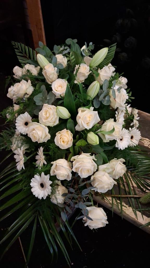 Prachtig Wit Bloemenstuk met Rozen en Lelies, Vaste plant, Bloeit niet, Halfschaduw, Ophalen