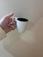 Set Inari mokken – wit reliëf met zwarte binnenkant 2 stuks, Keramiek, Ophalen of Verzenden, Zo goed als nieuw, Overige stijlen