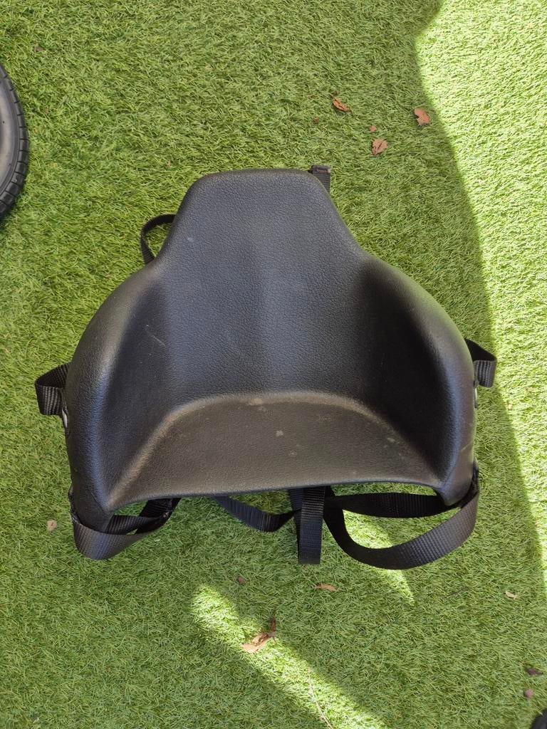 Kinderzitje scooter met helm en veiligheidsharnas, Fietsen en Brommers, Brommeronderdelen | Scooters, Ophalen of Verzenden