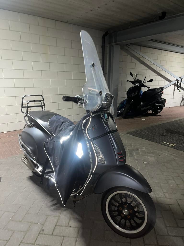 Vespa sprint SCHADE, Fietsen en Brommers, Scooters | Vespa, Zo goed als nieuw, Benzine, Ophalen