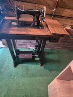 Oude naaimachine met houten onderstel, Ophalen