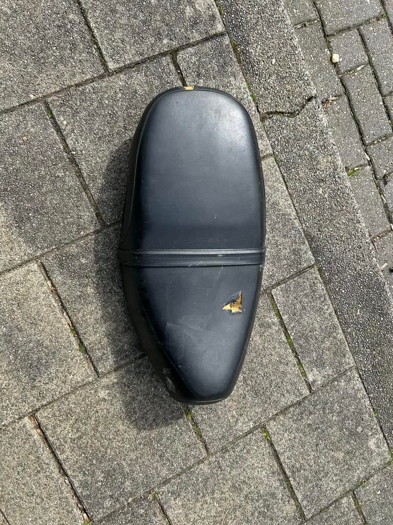 Piaggio zip type 1/2/3 zadel met scharnier zonder slot, Ophalen of Verzenden, Zo goed als nieuw, Zadel, Piaggio