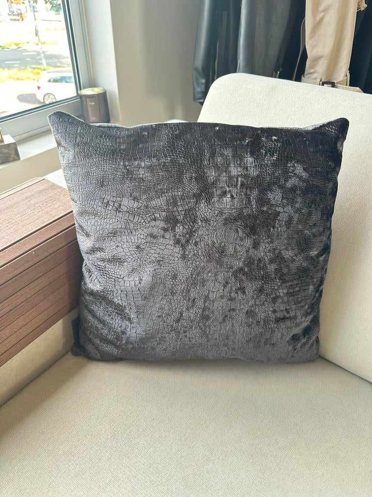 Te koop twee zwarte croco print kussentjes, Ophalen of Verzenden, Zo goed als nieuw, Zwart, Vierkant