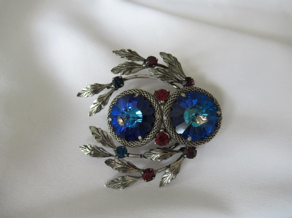 Broche lauwerkrans met blauwe rivoli glas., Met kristal, Overige materialen, Gebruikt, Overige kleuren