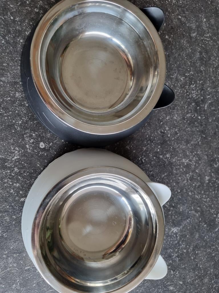 Etensbakjes voor de kat, Ophalen