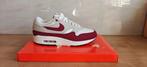 Nike Air Max 1 87' Stranger Things | Maat 42, Kleding | Heren, Schoenen, Nike air max, Overige kleuren, Nieuw, Ophalen of Verzenden