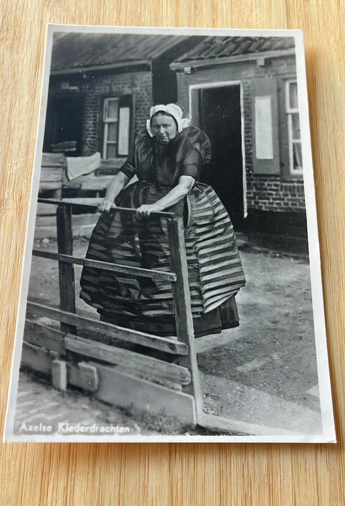 Axelse Dame in klederdracht, Ophalen of Verzenden, 1920 tot 1940, Ongelopen, Klederdracht