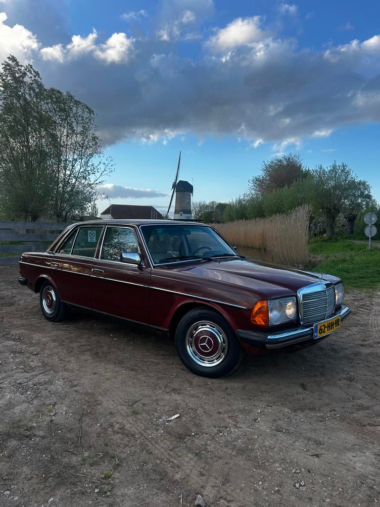 Mercedes-Benz w123 Serie 2.0 benzine. Airco/trekhaak/, Auto's, Handgeschakeld, Sedan, Geïmporteerd, Rood