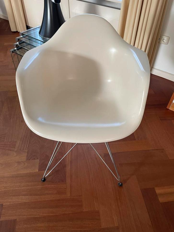 Twee moderne stoelen design, Huis en Inrichting, Stoelen, Zo goed als nieuw, Twee, Kunststof, Wit, Ophalen of Verzenden