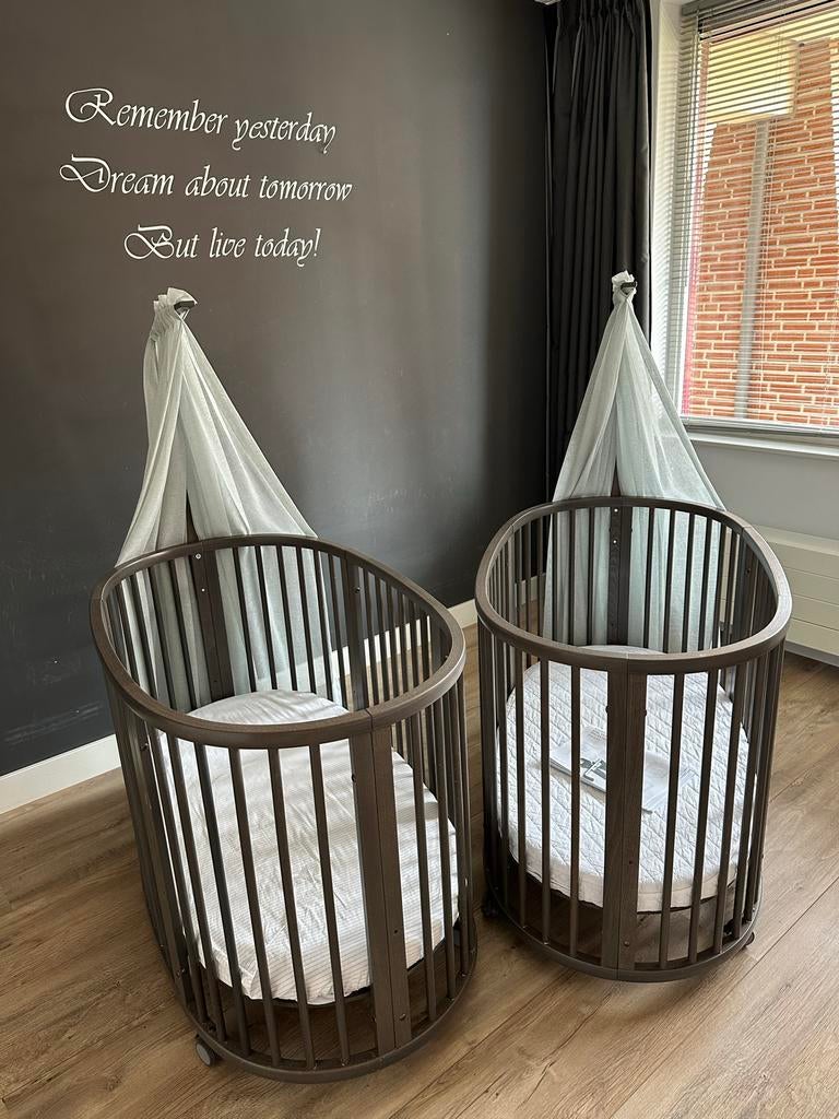 Stokke Sleepi Hazy Grey ledikant (2x beschikbaar), Kinderen en Baby's, Babywiegjes en Ledikanten, Ophalen, Zo goed als nieuw, Ledikant