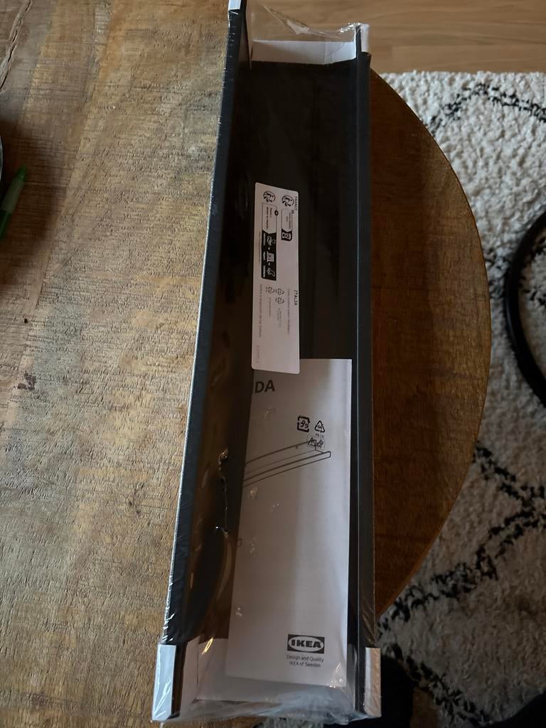 Twee zwarte IKEA Mosslanda plankjes, Huis en Inrichting, Ophalen, Nieuw