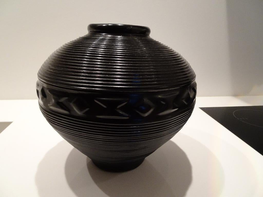 Zwarte bewerkte vaas, Huis en Inrichting, Woonaccessoires | Vazen, Overige materialen, Zwart, Nieuw, Ophalen of Verzenden