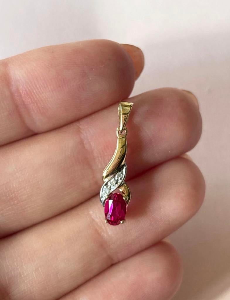 9 karaat gouden hanger met robijn en diamantjes, Verzenden, Zo goed als nieuw, Goud