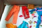 Barbie poppenkleertjes /  schoentjes / goudkleurig tasje., Ophalen of Verzenden, Zo goed als nieuw, Kleertjes