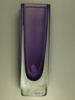 blauw/paars  gekleurde vaas uit Zweden, scandinavie, Blauw, Ophalen of Verzenden, Minder dan 50 cm, Glas