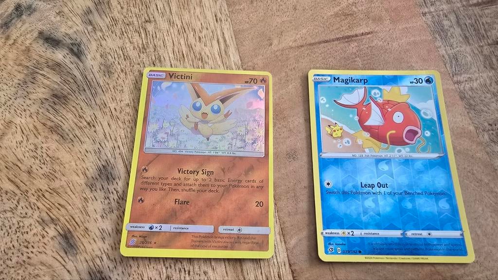 Pokémon Kaarten: Victini (Foil) & Magikarp, Ophalen of Verzenden, Zo goed als nieuw, Meerdere kaarten, Foil