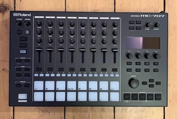 Roland MC-707 Groovebox - Krachtige Productietool, Muziek en Instrumenten, Drumcomputers, Ophalen, Zo goed als nieuw, Roland