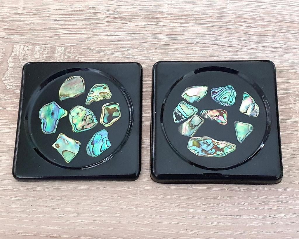 2 zwarte onderzetters met abalone schelp inleg, Ophalen of Verzenden, Gebruikt, Glas of Kopje