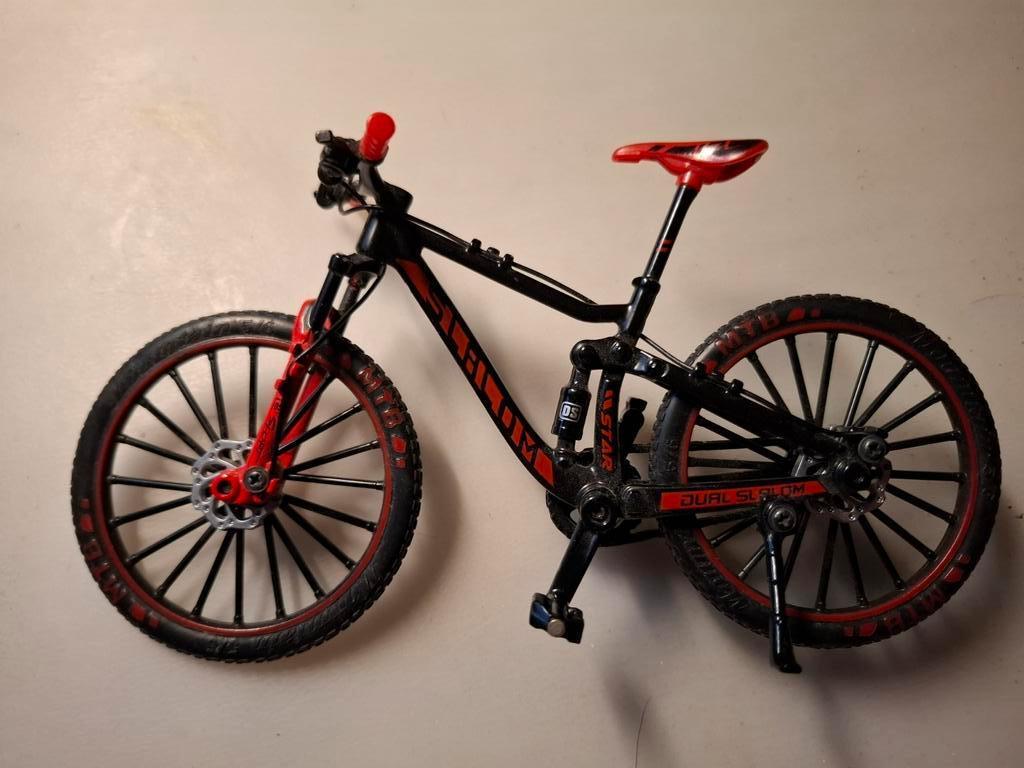Model Mountainbike - Zwart/Rood 18cm, Overige merken, 1:32 tot 1:50, Overige typen, Ophalen of Verzenden