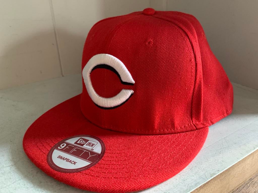 New Era 9Fifty Snapback Pet - Rood met 'C' logo, Ophalen of Verzenden, Nieuw, One size fits all, Pet