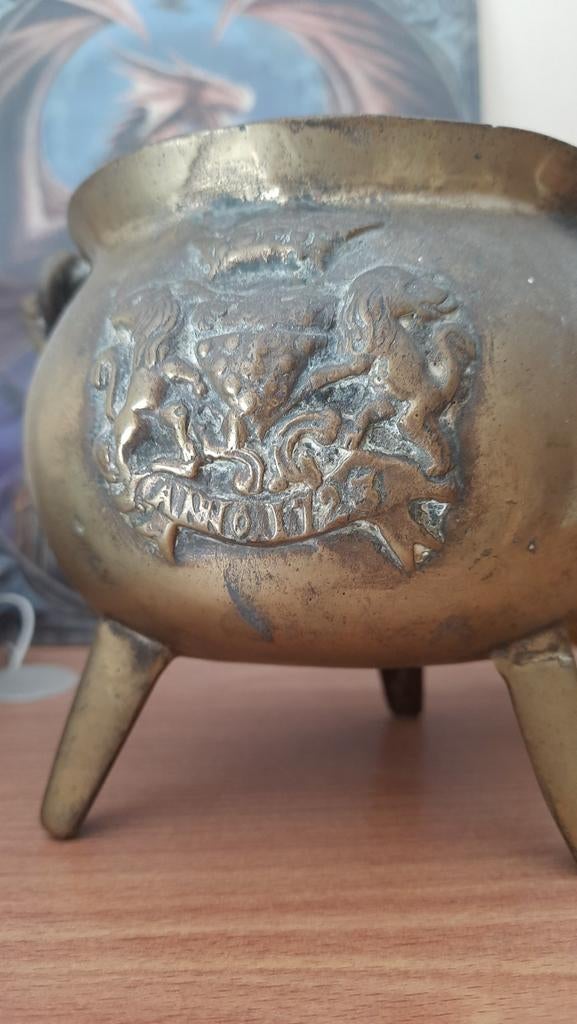 Bronzen heksen ketel met familie wapen zwaar 2.3 kg  1723, Antiek en Kunst, Antiek | Koper en Brons, Ophalen of Verzenden, Brons