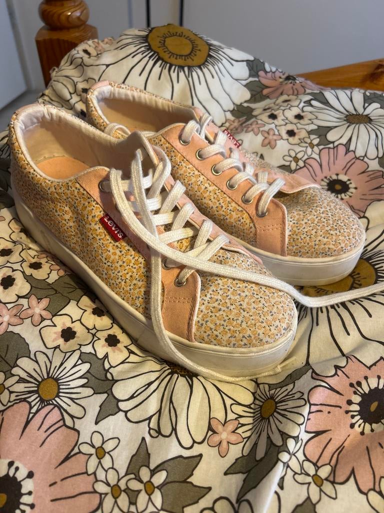 Leuke Levi's sneakers met bloemenprint, Ophalen of Verzenden, Zo goed als nieuw, Roze, Sneakers of Gympen