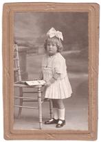 Foto op karton - Kind Meisje Witte Jurk Strik Boek Tafel, Gebruikt, Foto, Ophalen of Verzenden, Voor 1940