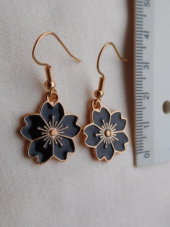 Zwarte bloemetjes (H25324), Sieraden, Tassen en Uiterlijk, Oorbellen, Nieuw, Hangers, Overige materialen, Zwart, Ophalen of Verzenden