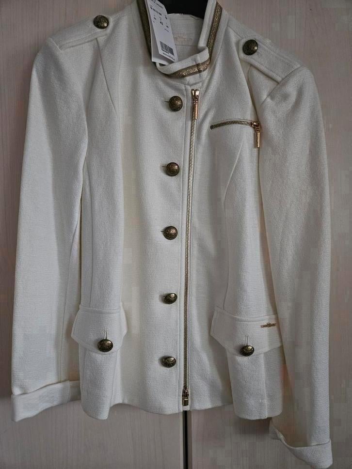 Mooie nieuwe airfield wit met gouden knopen/bies 42 was €399, Kleding | Dames, Jasjes, Kostuums en Pakken, Ophalen of Verzenden
