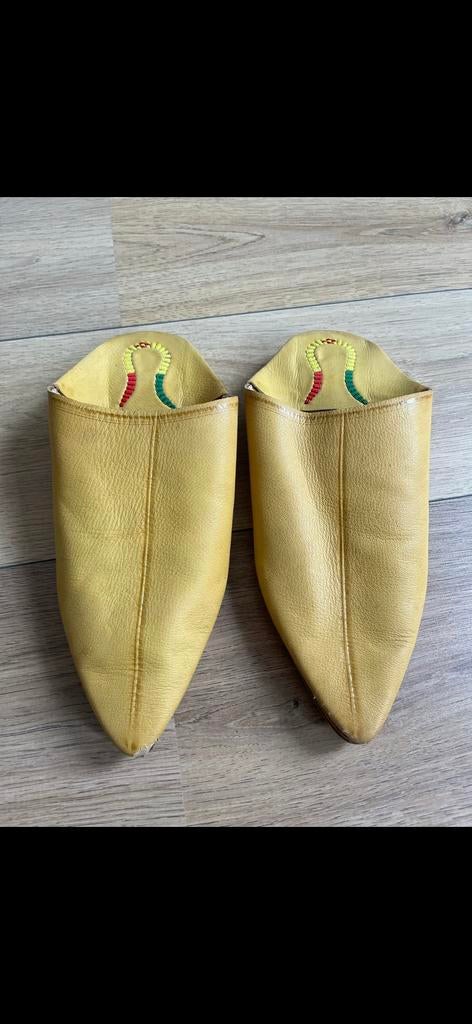Gele leren slippers met borduursel, Ophalen of Verzenden, Zo goed als nieuw, Geel, Slippers