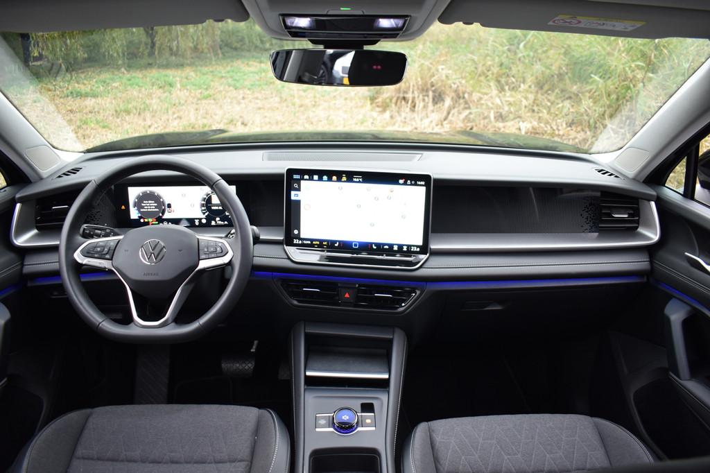 Volkswagen Tayron 1.5 eTSI 150PK DSG LIFE 7-PERSOONS/TREKHAA, Auto's, Volkswagen, 12 maanden, Zwart, 4 cilinders, Zwart