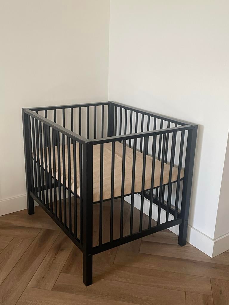 Zwarte box inclusief matras en hoeslakentje, Kinderen en Baby's, Boxen, Ophalen, Zo goed als nieuw, Vierkant