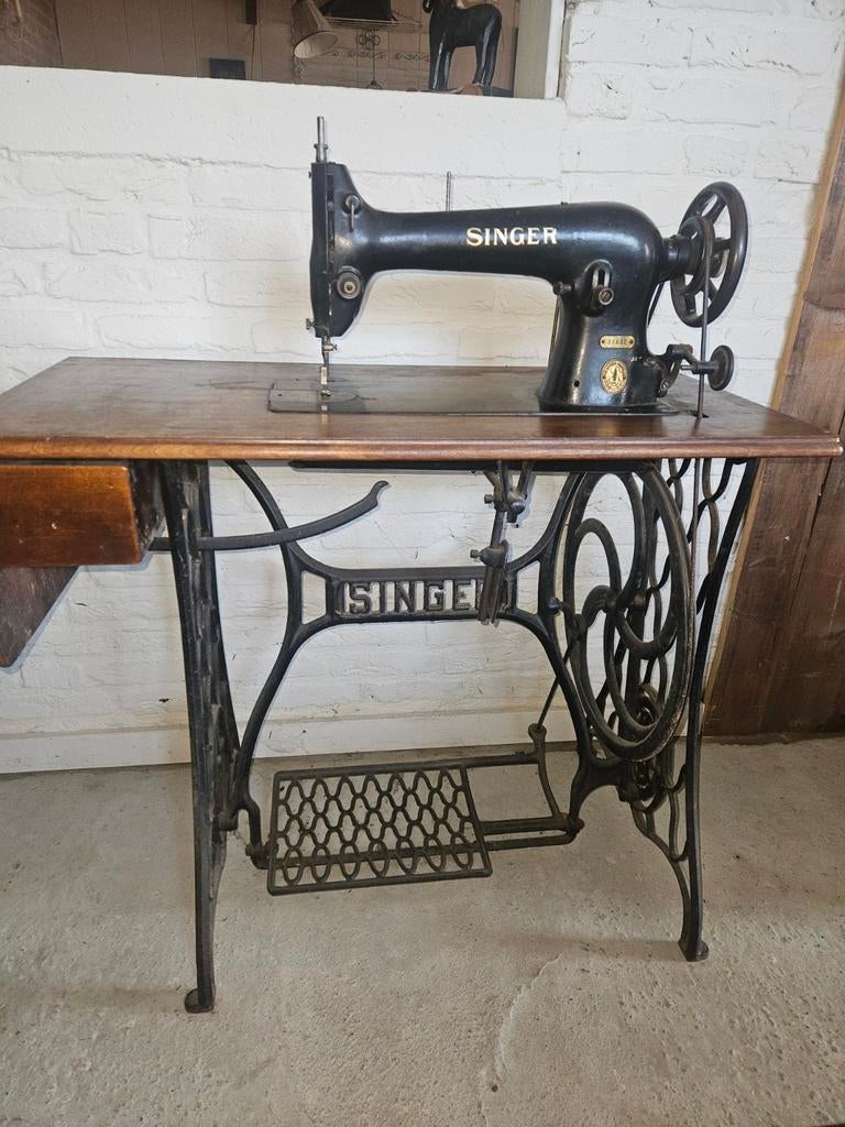 Antieke Singer naaitafel met machine, Antiek en Kunst, Antiek | Naaimachines, Ophalen of Verzenden