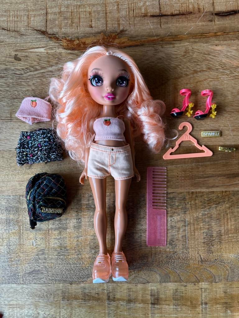 Nieuwstaat Rainbow High pop peach, Kinderen en Baby's, Speelgoed | Poppen, Ophalen of Verzenden, Zo goed als nieuw, Overige typen