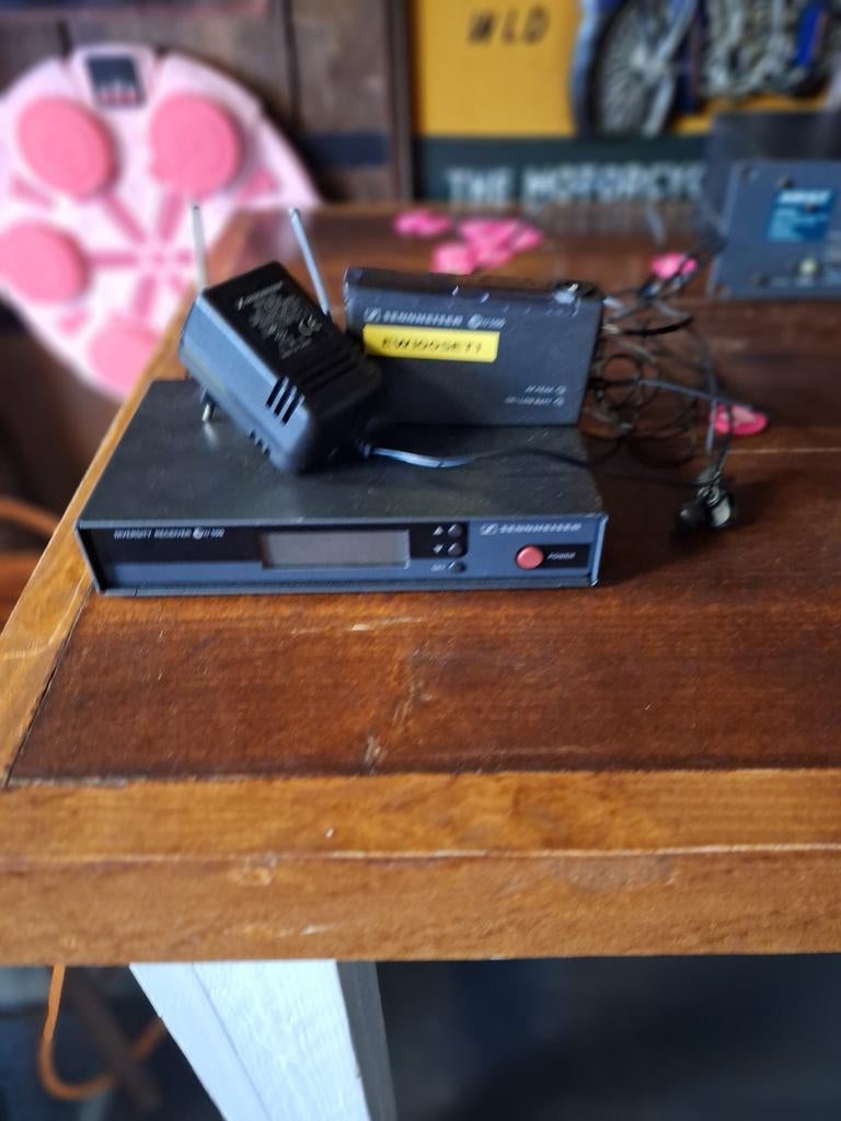 2 keer Sennheiser, Ophalen, Zo goed als nieuw, Met 1 controller