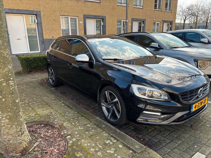 Volvo V60 D6 215pk Plug-in Hybrid R-design AWD 2015 Zwart, Auto's, Volvo, Particulier, V60, Hybride Elektrisch/Diesel, Plug-in hybride