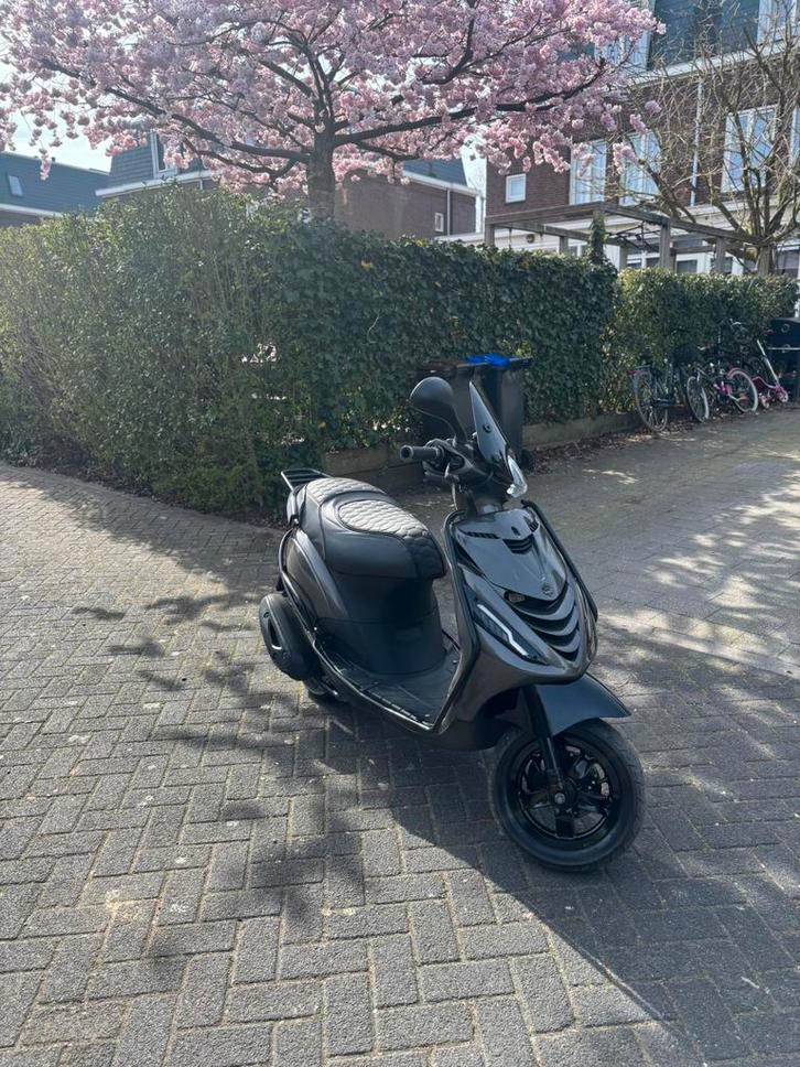Piaggio zip e4 iget brom, Fietsen en Brommers, Scooters | Piaggio, Zo goed als nieuw, Zip, Benzine, Ophalen