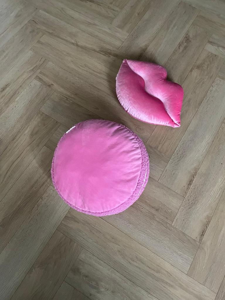 2 sierkussens n macron en mond roze, Ophalen, Zo goed als nieuw, Roze, Vierkant