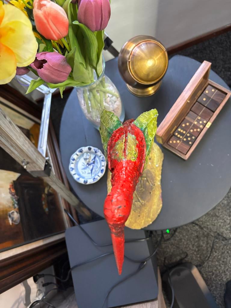 Art-Deco rode ibis vogel sculptuur op gouden voet, Ophalen of Verzenden, Zo goed als nieuw