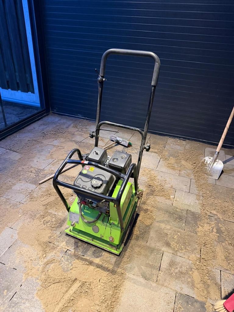 Te huur: Trilplaat ZI‑RPE90C + Rubbermat 25€ per dag., Ophalen, Zo goed als nieuw