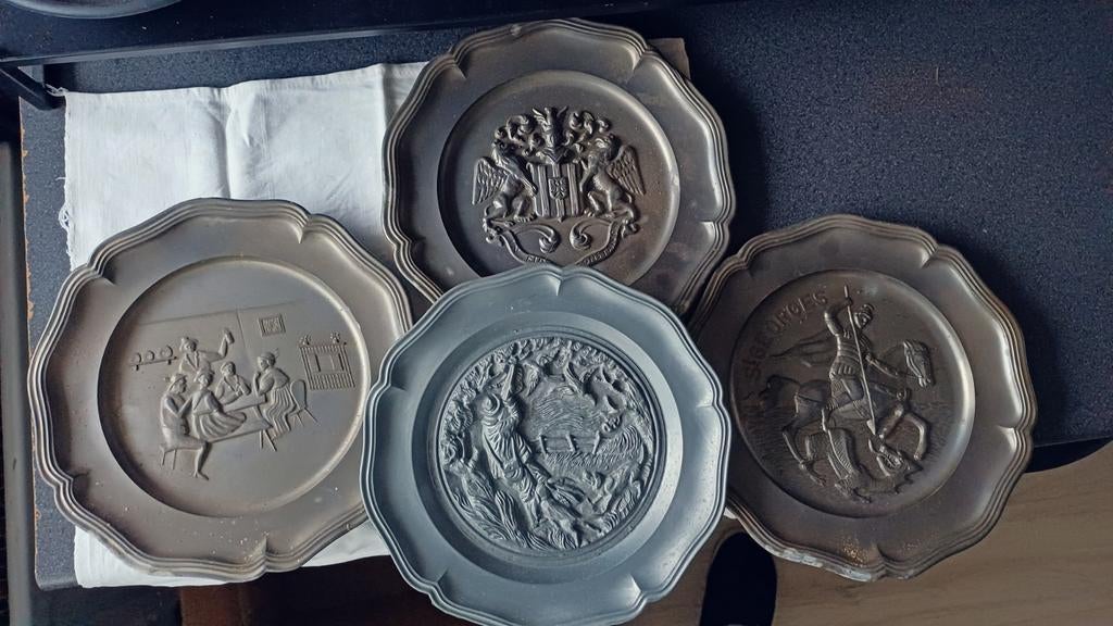 4 tinnen/ Pewter borden met afbeeldingen., Antiek en Kunst, Antiek | Tin, Ophalen