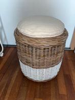 Zgan rotan krukje met kussen, Huis en Inrichting, Ophalen, Zo goed als nieuw, Rond, Minder dan 50 cm