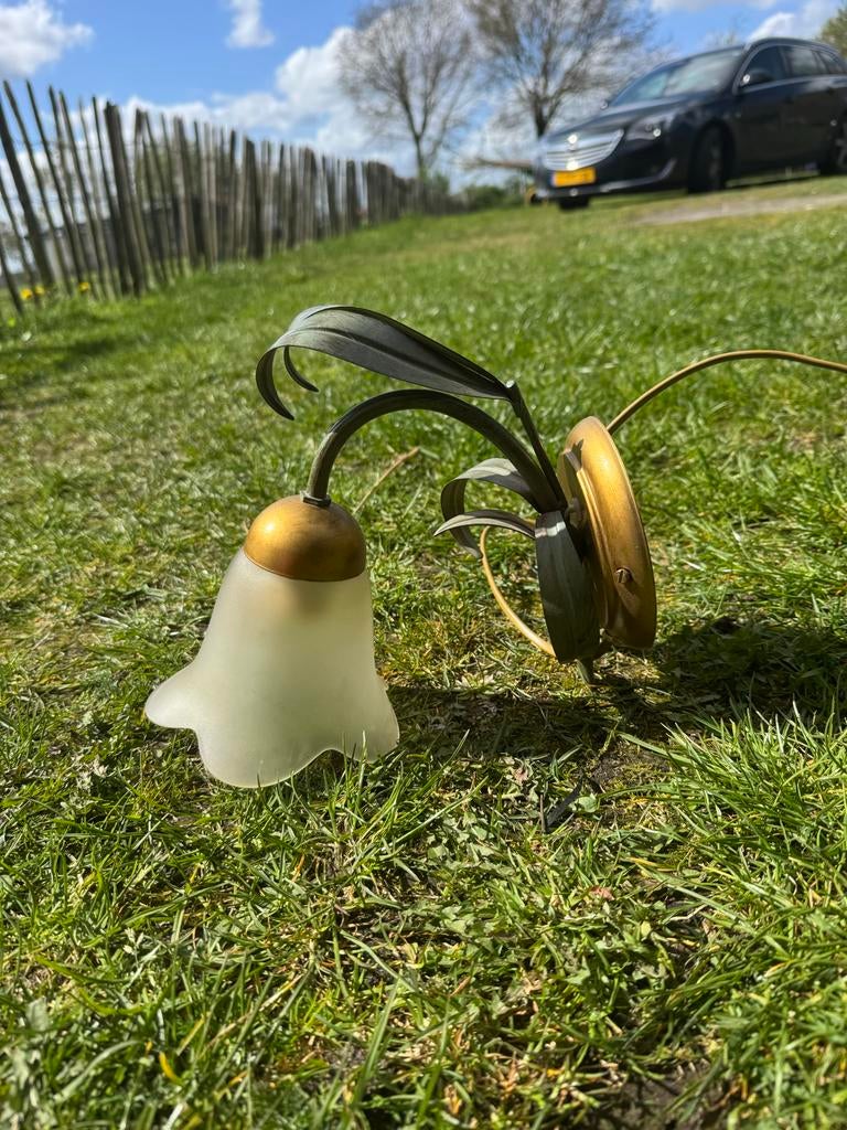 Vintage Wandlamp met Bloemvormig Glas en Messing Details, Ophalen of Verzenden, Gebruikt, Glas