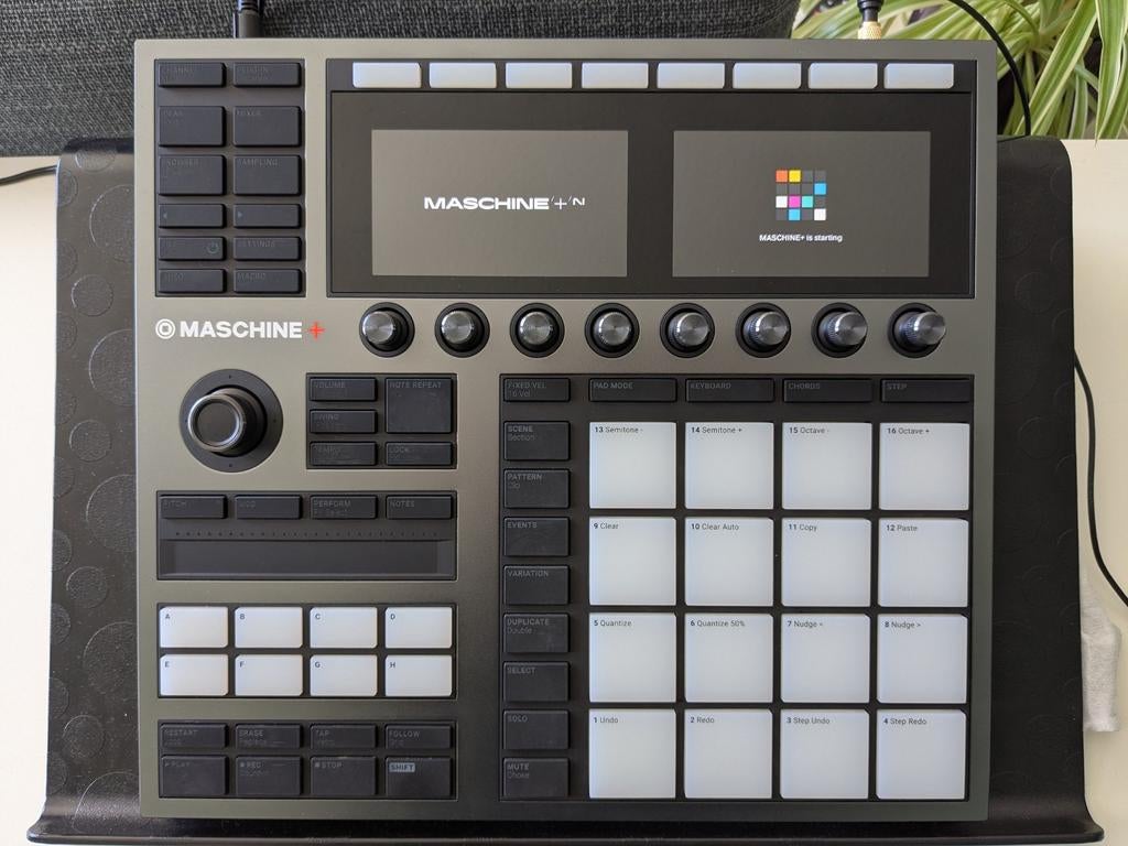 Maschine+ met stofkap en 2 expansions, Muziek en Instrumenten, Ophalen, Zo goed als nieuw