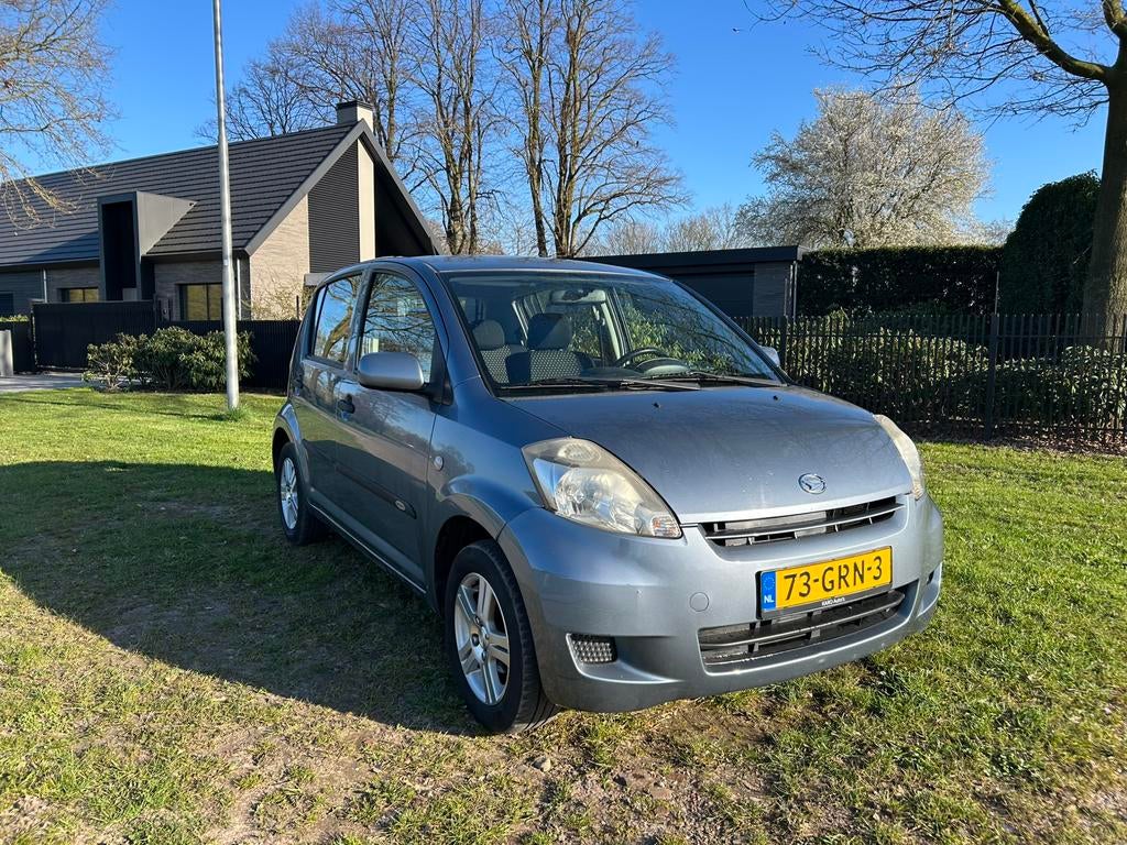 Daihatsu Sirion 1.0 51KW 2008 Grijs, Auto's, Voorwielaandrijving, Handgeschakeld, 3 cilinders, Zilver of Grijs